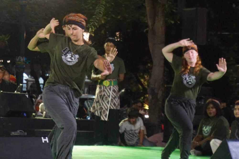 Kala Mahasiswa Asing Pamer Gerakan Silat Pukau Warga Yogyakarta