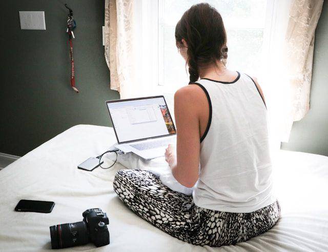 ilustrasi penggunaan laptop (unsplash.com/@dylandgillis)
