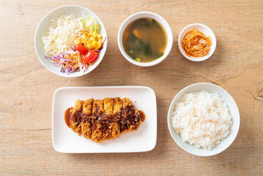 ilustrasi tonkatsu, hidangan ala Jepang (vecteezy.com/topntp26)