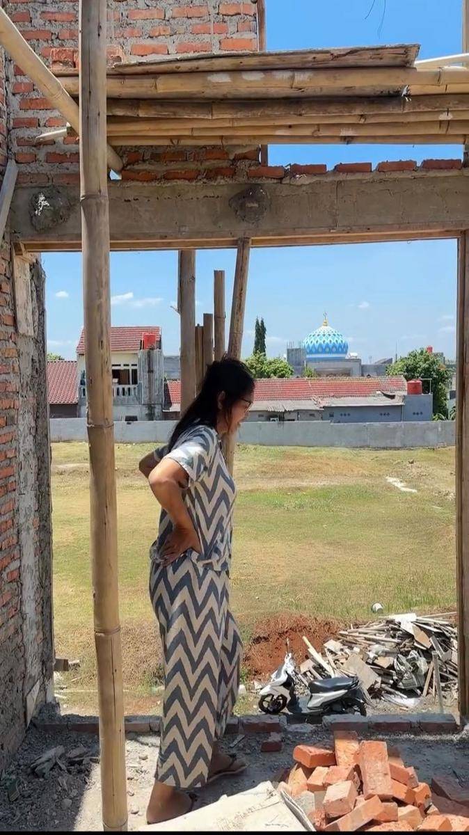 Bunda Corla tinjau rumah baru (Instagram.com/corla__2)