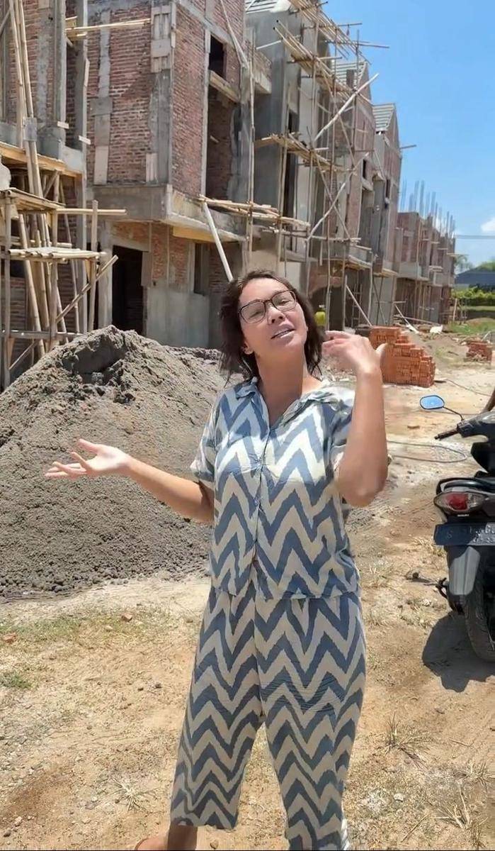 Bunda Corla tinjau rumah baru (Instagram.com/corla__2)