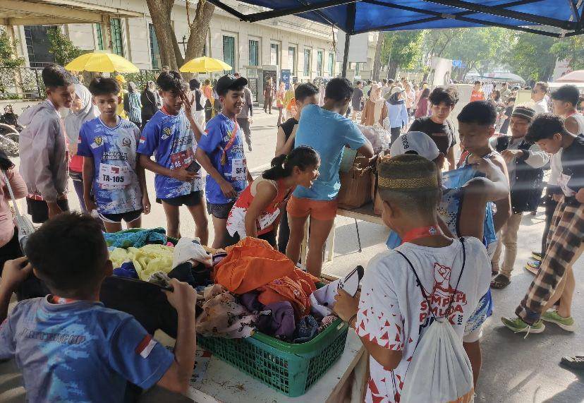 Komunitas Gerakan Istiqomah Sedekah Medan melakukan kegiatan berbagi pakaian gratis (Dok. Istimewa)