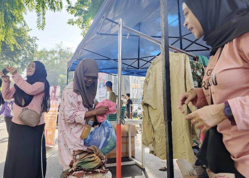 Komunitas Gerakan Istiqomah Sedekah Medan melakukan kegiatan berbagi pakaian gratis (Dok. Istimewa)