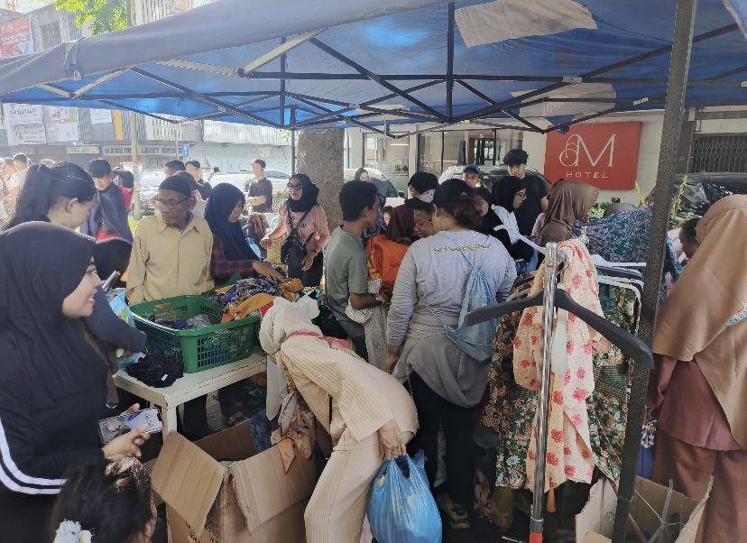 Komunitas Gerakan Istiqomah Sedekah Medan melakukan kegiatan berbagi pakaian gratis (Dok. Istimewa)