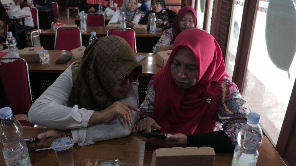 Antusiasme dan kolaborasi terlihat saat peserta pelatihan UMKM bekerja sama mempelajari sistem E-CRM. Dokumen Pribadi