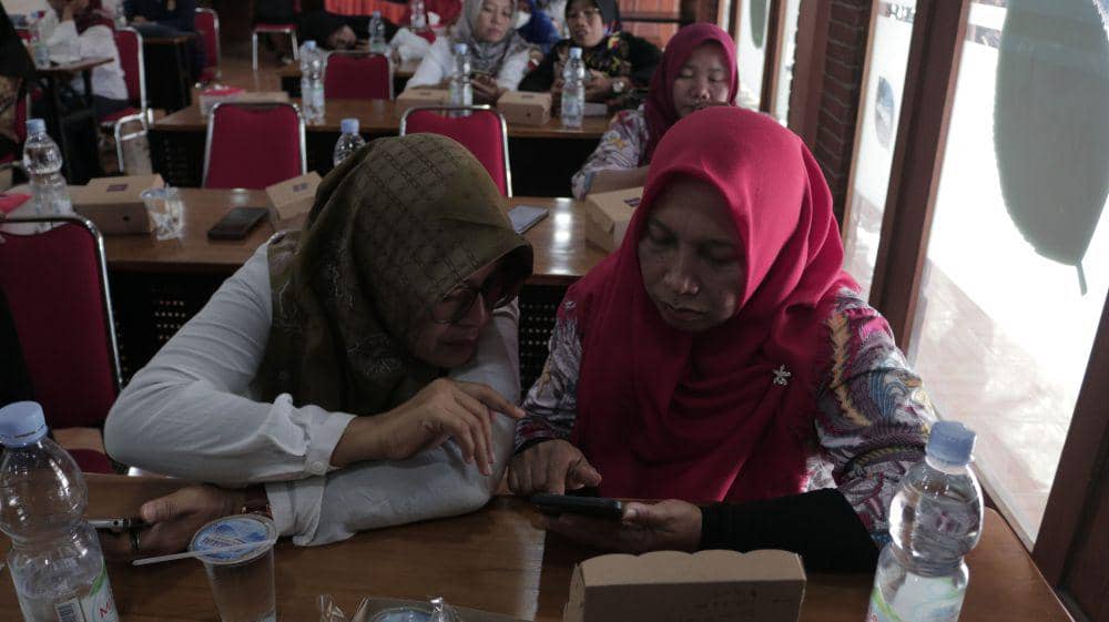 Antusiasme dan kolaborasi terlihat saat peserta pelatihan UMKM bekerja sama mempelajari sistem E-CRM. Dokumen Pribadi