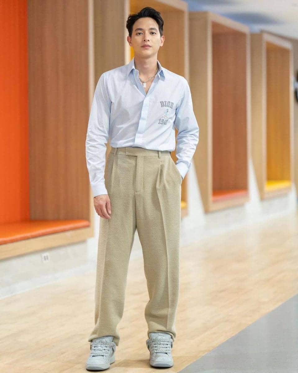 outfit minimalis ala James Jirayu (instagram.com/jirayu_jj)