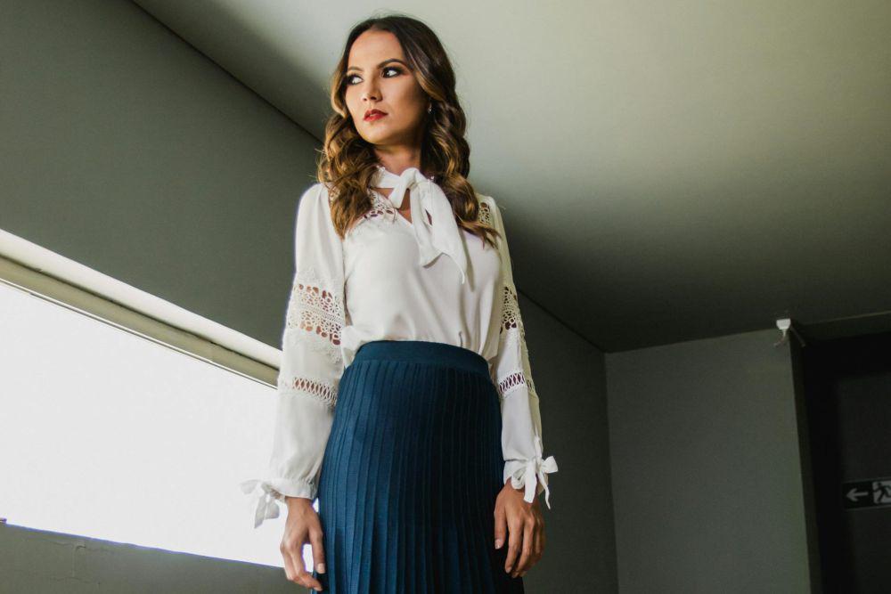 5 Cara Styling Kemeja Polos Wanita untuk Kondangan, Biar Makin Stylish
