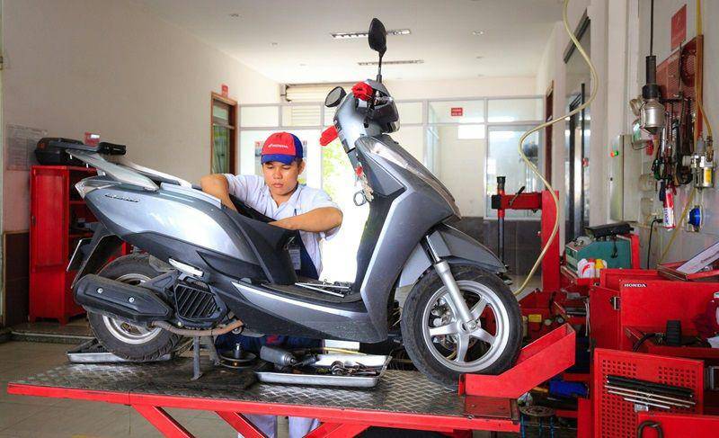 ilustrasi servis besar motor di bengkel (pexels.com/Quang Nguyen Vinh)