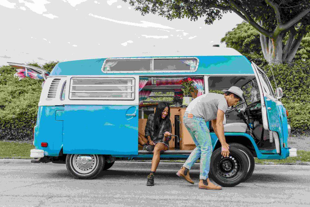 ilustrasi mobil ban kempes (pexels.com/RDNE Stock project)
