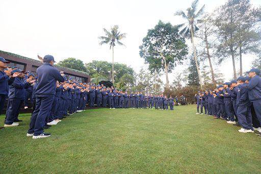 Mengakhiri acara Retreat Kabinet Merah Putih, Presiden RI ke-8 bersama jajaran Menteri dan Wakil Menteri melakukan olahraga bersama di kawasan Akmil Magelang, Jawa Tengah, Minggu (27/10/2024). (Dok. Tim Komunikasi Prabowo)