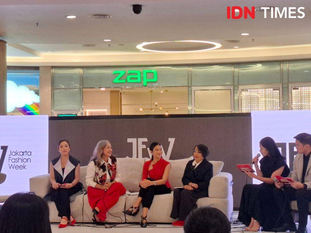 Pond’s Age Miracle ‘Miracle Runway’ di Jakarta Fashion Week 2025 pada Sabtu (26/10/2024). (IDN Times/Adyaning Raras)