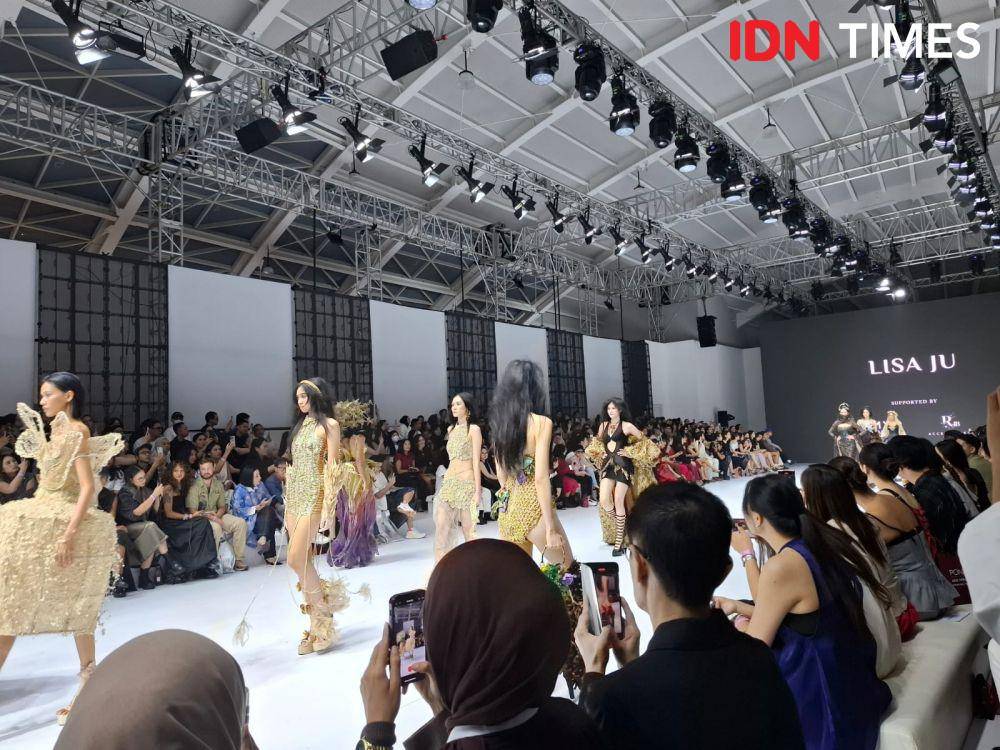 Pond’s Age Miracle ‘Miracle Runway’ di Jakarta Fashion Week 2025 pada Sabtu (26/10/2024). (IDN Times/Adyaning Raras)