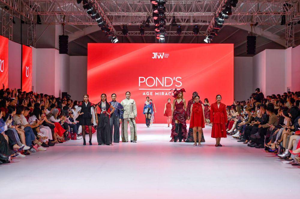 Pond’s Age Miracle ‘Miracle Runway’ di Jakarta Fashion Week 2025 pada Sabtu (26/10/2024). (dok. Pond's Age Miracle))