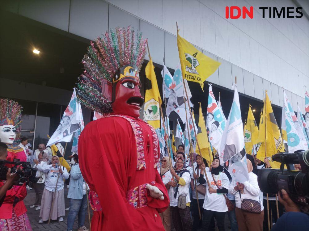 Pendukung RIDO Bawa Ondel-Ondel di Debat Pilkada Jakarta Kedua