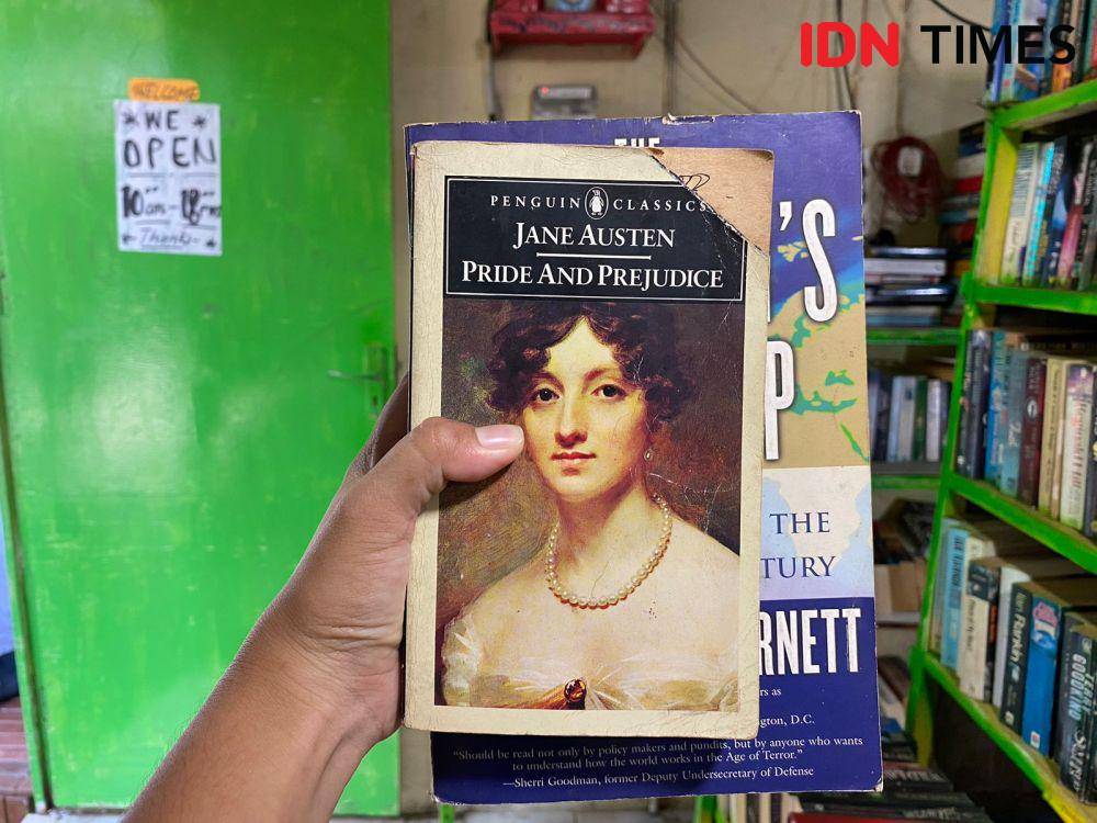 Salah satu koleksi buku tua di Made Book Shop. (IDN Times/Yuko Utami)