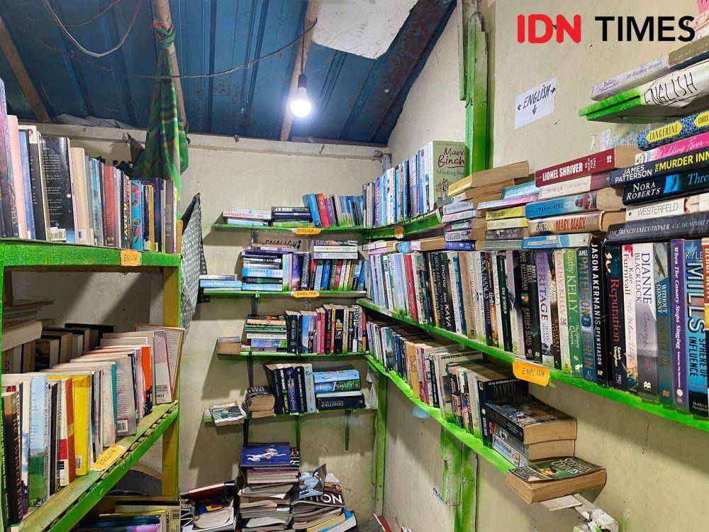 Suasana di dalam toko buku bekas. (IDN Times/Yuko Utami)
