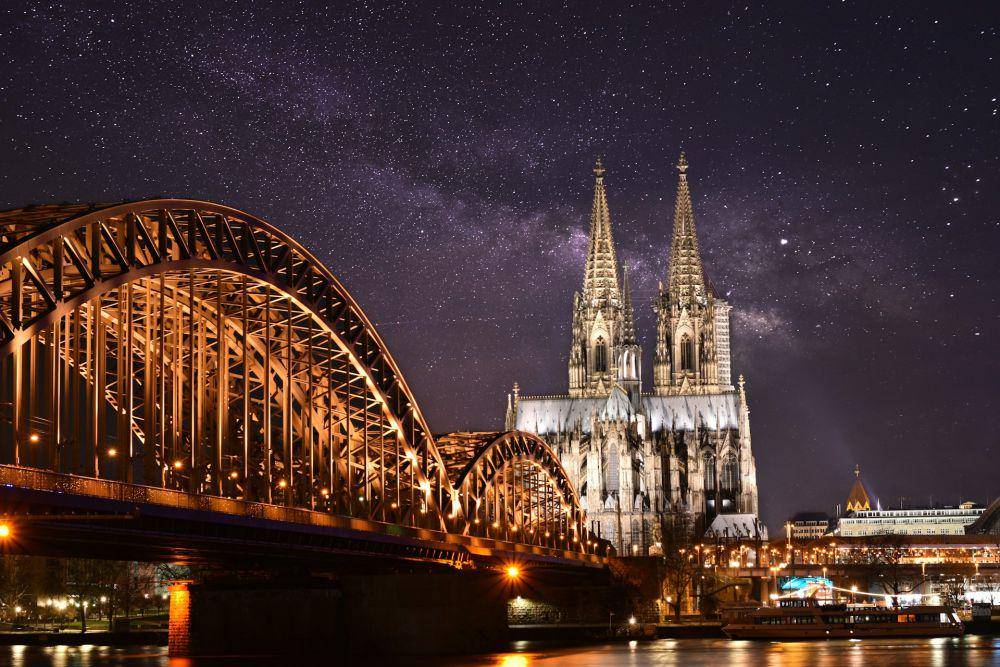 Jembatan Hohenzollern (unsplash.com/Nikolay Kovalenko)