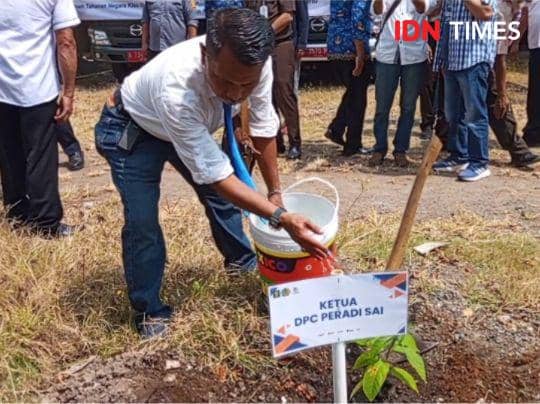 Ketua DPC Peradi SAI Purwokerto saat ikut menanam pohon sebagai langkah ketahanan pangan dan kelestarian lingkungan, Senin (28/10/2024).(ISN Times/Cokie Sutrisno)