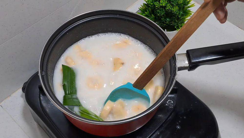 ilustrasi memasak adonan puding pisang santan (YouTube.com/Mama Akshara)