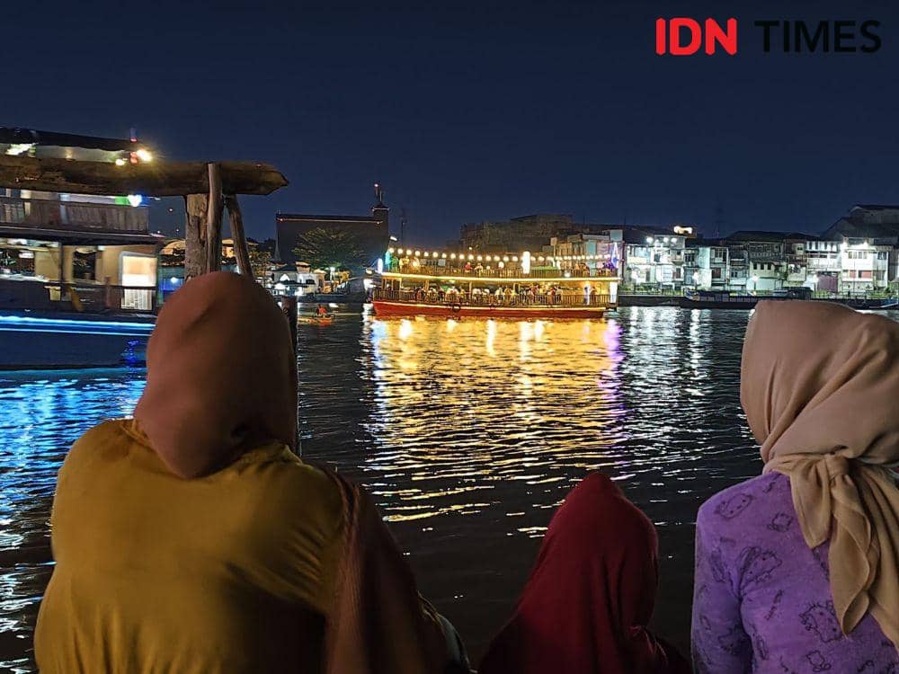 Warga antusias saksikan karnaval air. (IDN Times/Prokopim).