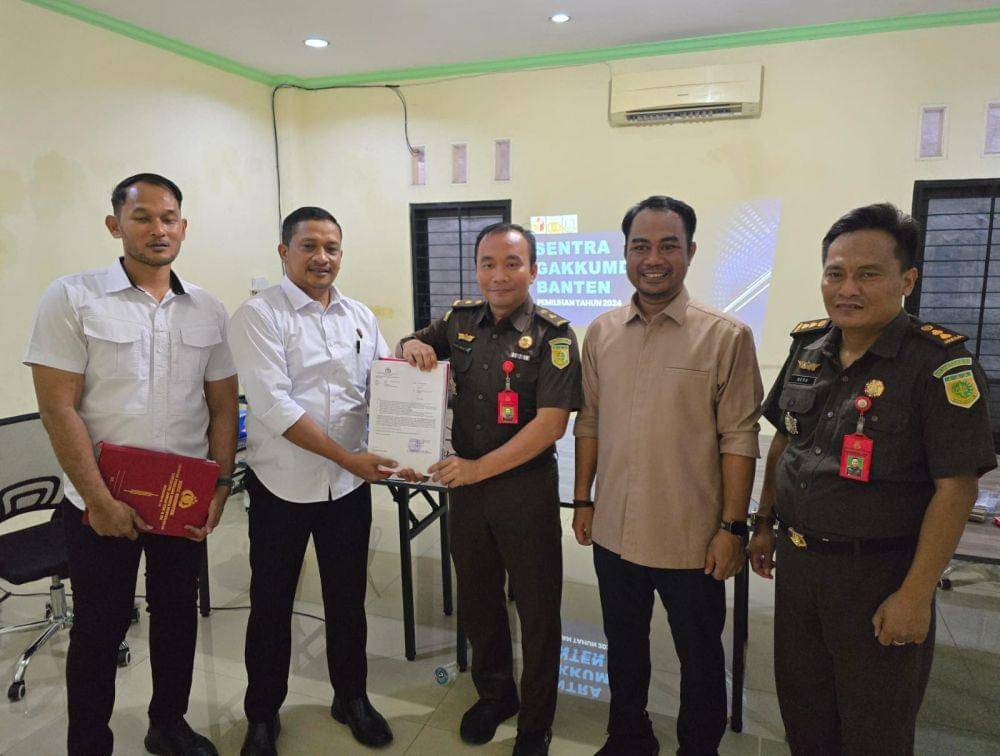 Pelimpahan berkas dugaan ketidaknetralan Ketua Apkasi Serang di Pilkada Kabupaten Banten (Dok. IDN Times/Bawaslu Serang)