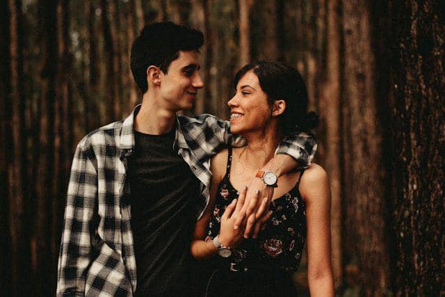 ilustrasi sepasang kekasih (unsplash.com/Allef Vinicius)