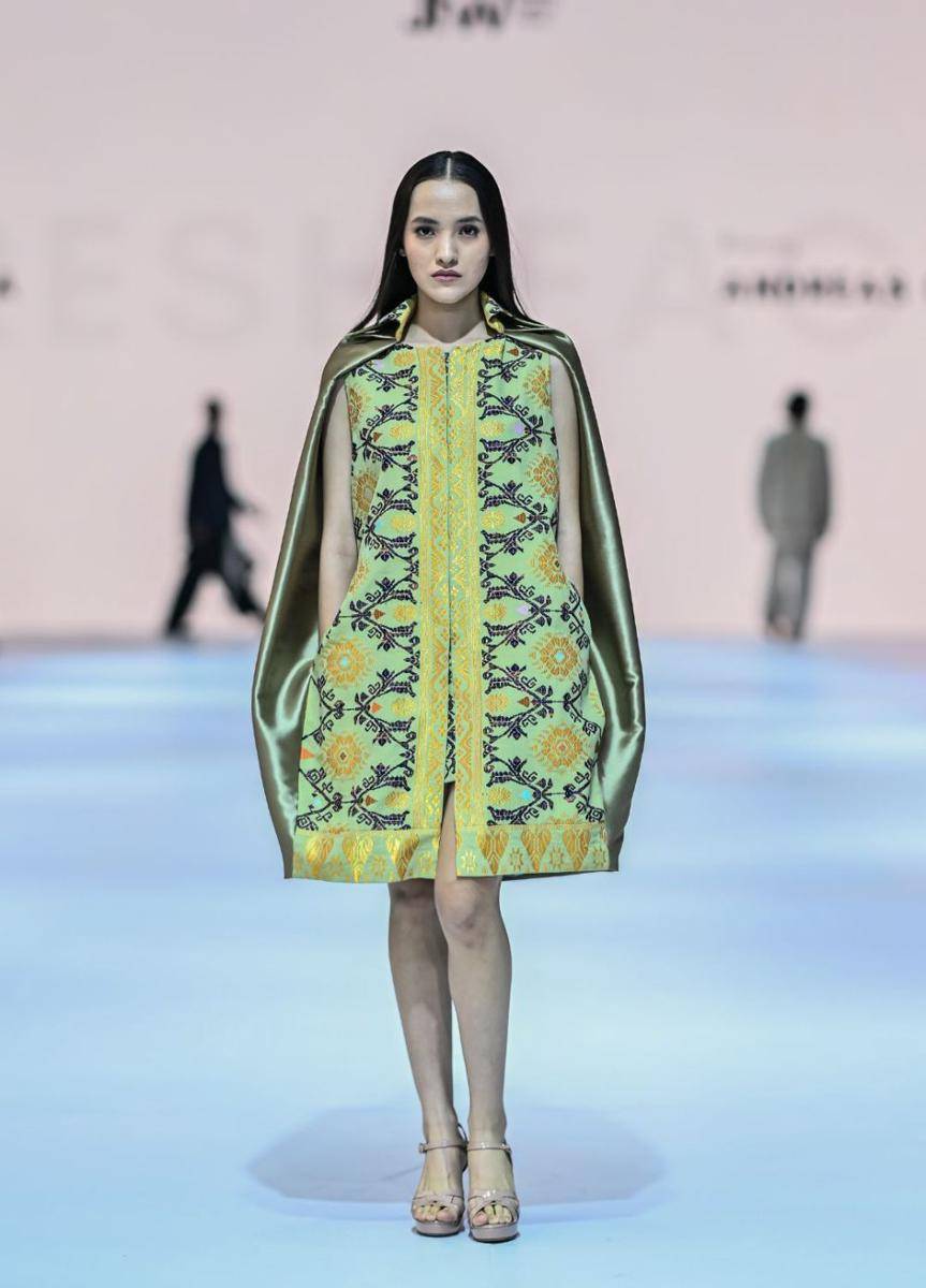 Padanan Kain Nusantara di Opening Show Jakarta Fashion Week 2025. (dok. Jakarta Fashion Week/Dandy Hendrata)