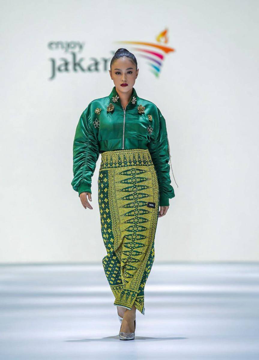 Padanan Kain Nusantara di Opening Show Jakarta Fashion Week 2025. (dok. Jakarta Fashion Week/Dandy Hendrata)