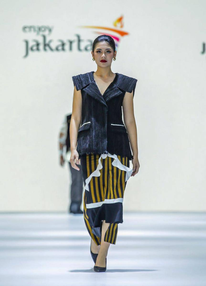 Padanan Kain Nusantara di Opening Show Jakarta Fashion Week 2025. (dok. Jakarta Fashion Week/Dandy Hendrata)