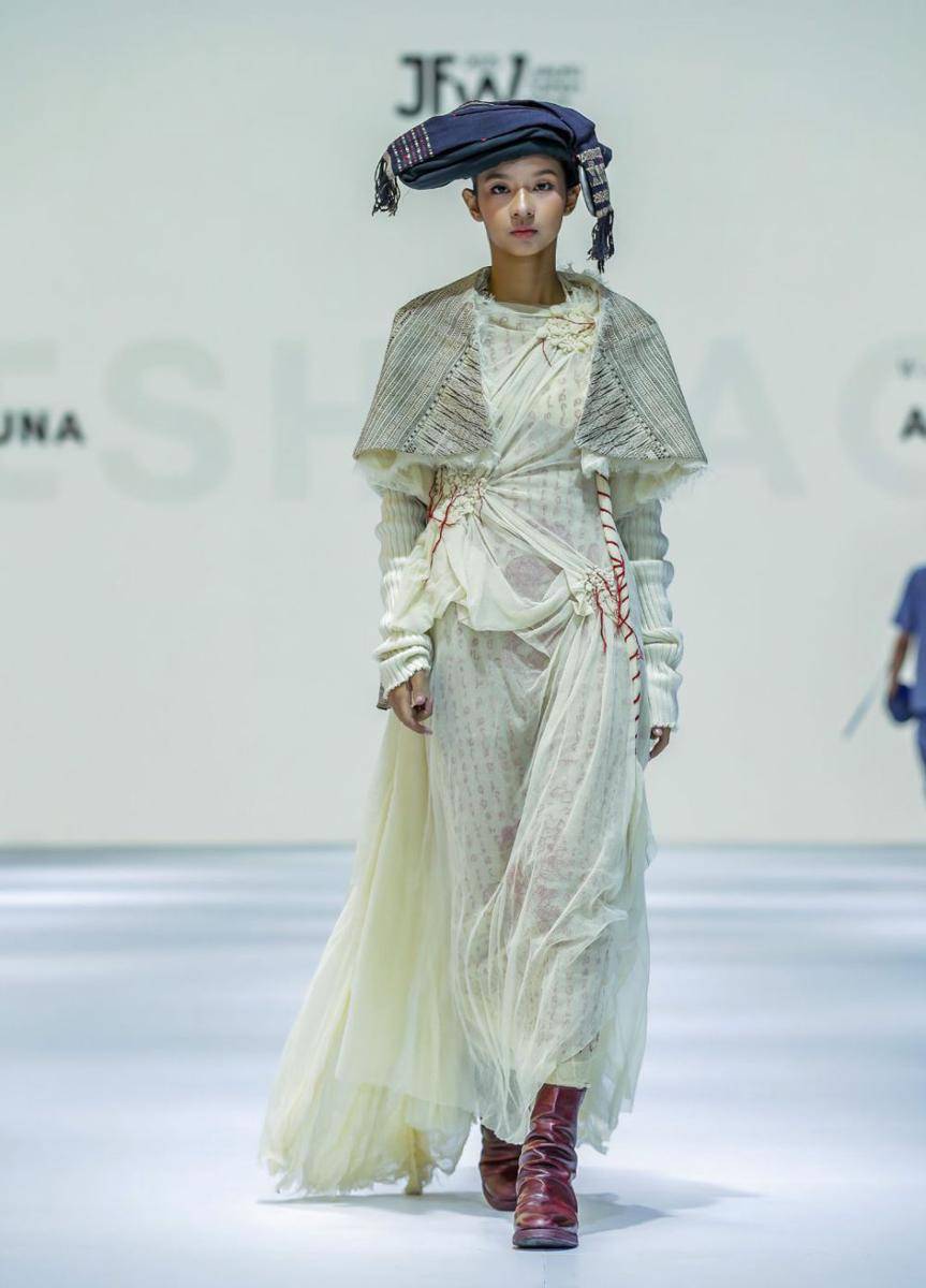 Padanan Kain Nusantara di Opening Show Jakarta Fashion Week 2025. (dok. Jakarta Fashion Week/Dandy Hendrata)