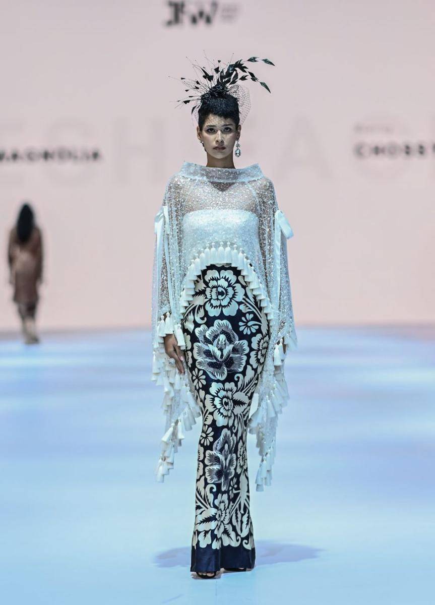 Padanan Kain Nusantara di Opening Show Jakarta Fashion Week 2025. (dok. Jakarta Fashion Week/Dandy Hendrata)