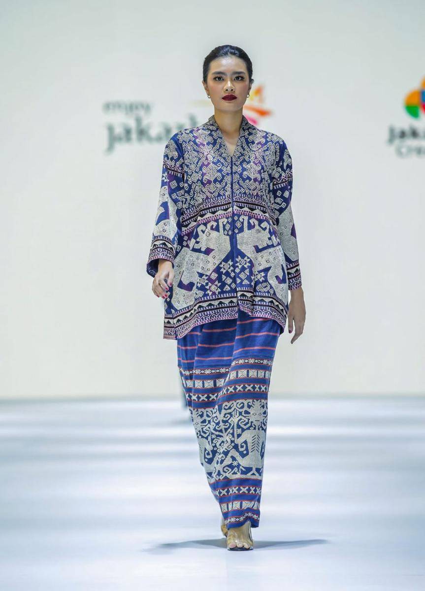Padanan Kain Nusantara di Opening Show Jakarta Fashion Week 2025. (dok. Jakarta Fashion Week/Dandy Hendrata)