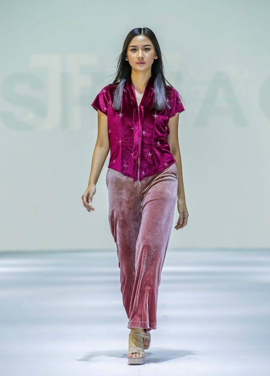 Padanan Kain Nusantara di Opening Show Jakarta Fashion Week 2025. (dok. Jakarta Fashion Week/Dandy Hendrata)