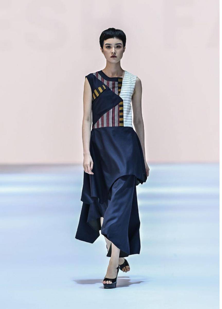 Padanan Kain Nusantara di Opening Show Jakarta Fashion Week 2025. (dok. Jakarta Fashion Week/Dandy Hendrata)