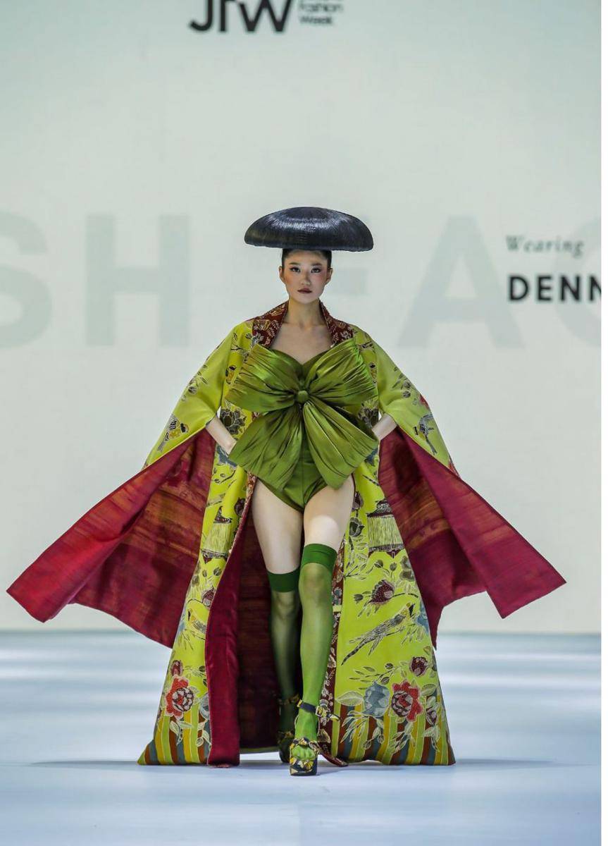 Padanan Kain Nusantara di Opening Show Jakarta Fashion Week 2025. (dok. Jakarta Fashion Week/Dandy Hendrata)