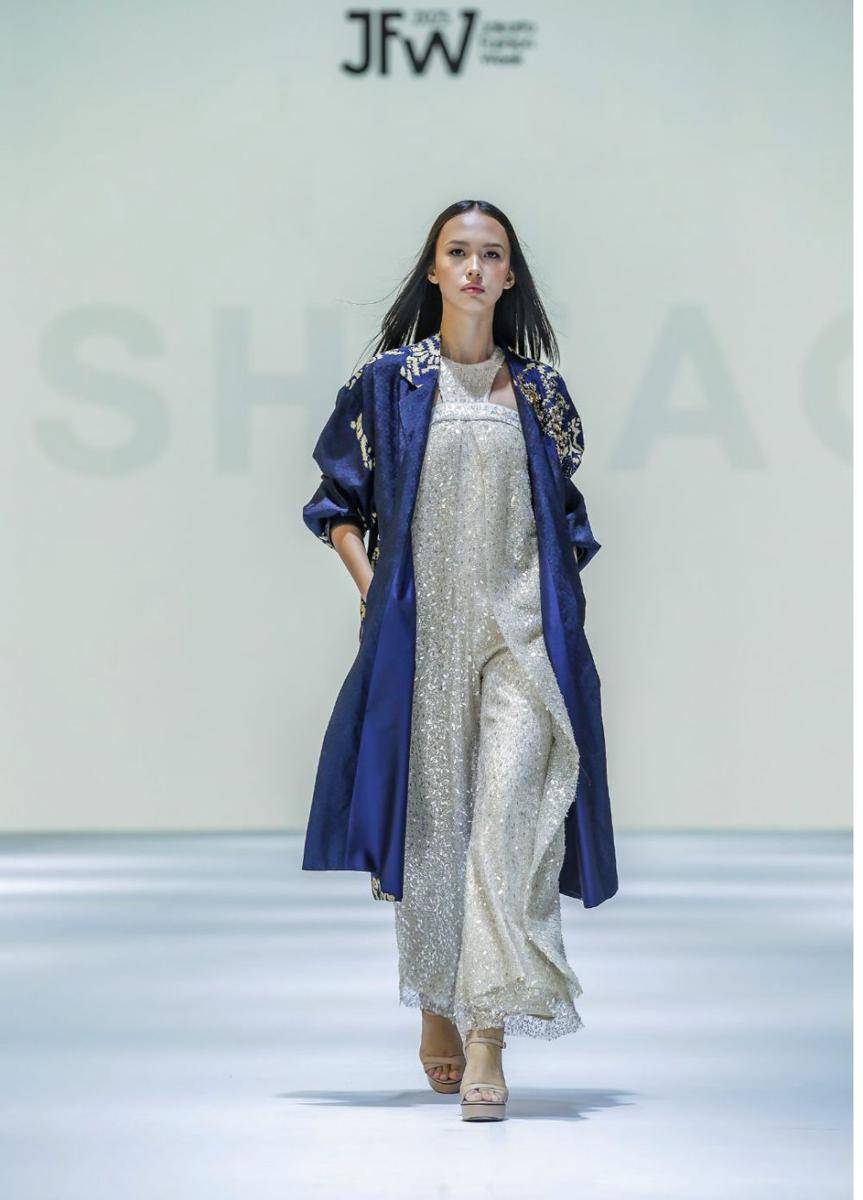 Padanan Kain Nusantara di Opening Show Jakarta Fashion Week 2025. (dok. Jakarta Fashion Week/Dandy Hendrata)
