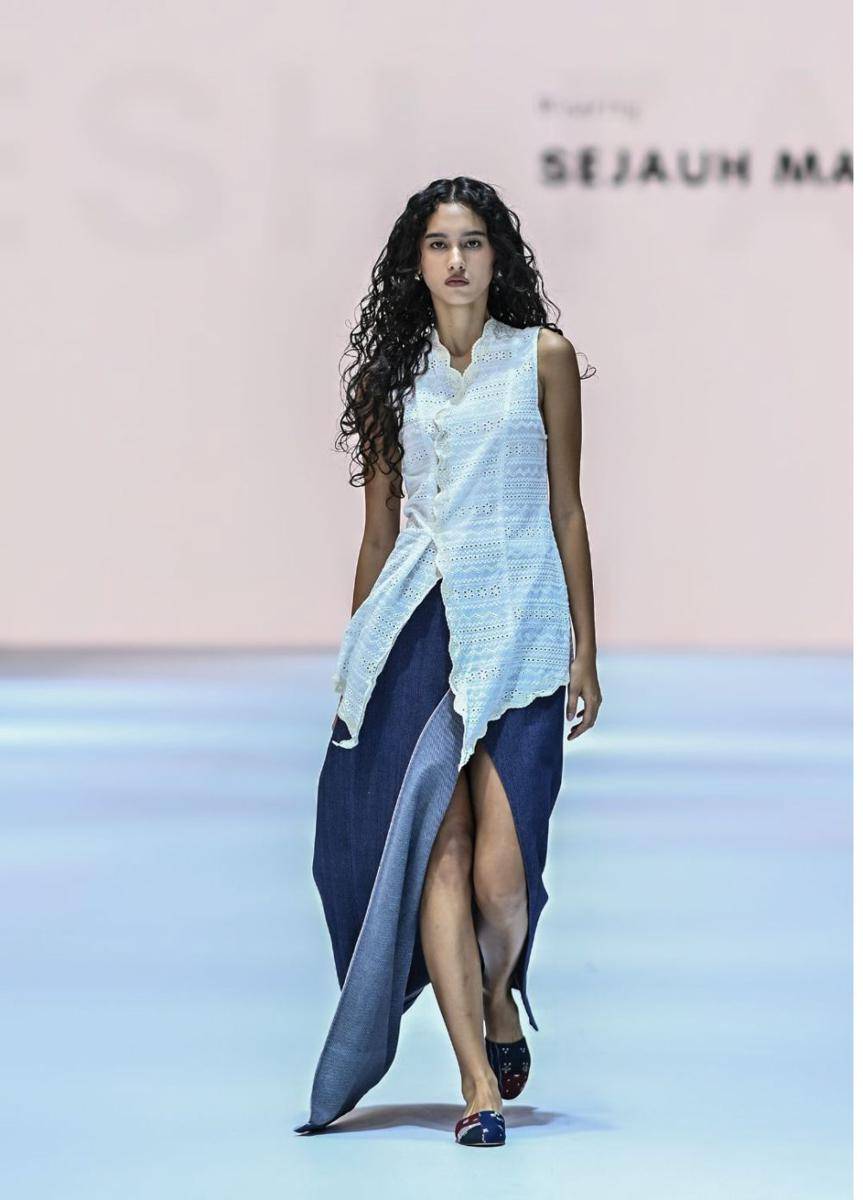 Padanan Kain Nusantara di Opening Show Jakarta Fashion Week 2025. (dok. Jakarta Fashion Week/Dandy Hendrata)