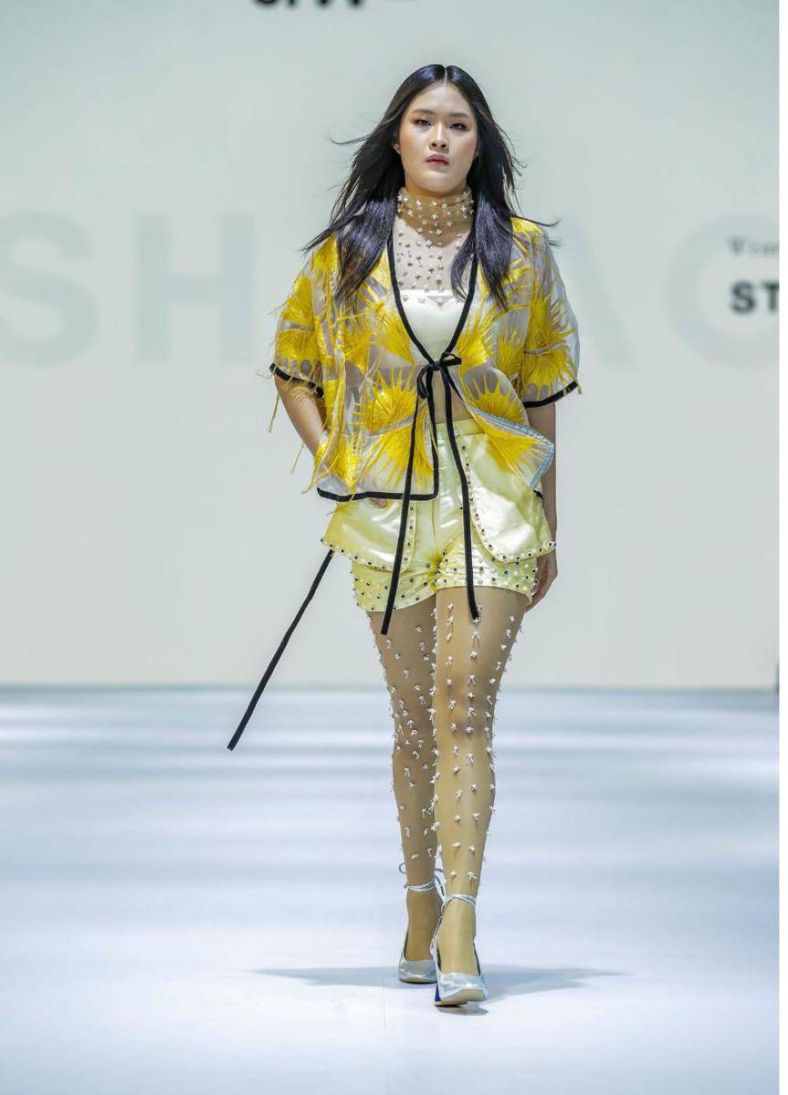 Padanan Kain Nusantara di Opening Show Jakarta Fashion Week 2025. (dok. Jakarta Fashion Week/Dandy Hendrata)