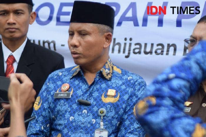 Kepala Rutan Banyumas, Jumedi (tengah) didampingi Camat Banyumas Oka Yudhistira (kiri) apresiasi sikap Peradi SAI Purwokerto dalam momen hari Sumpah Pemuda ke 79, Senin (28/10/2014).(IDN Times/Cokie Sutrisno)