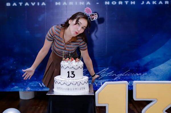 7 Potret Ayu Ting Ting Rayakan Anniversary ke-13 Fansbase-nya