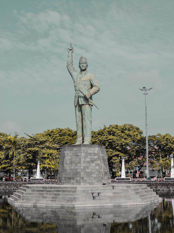Patung Dr. Ir. H. Sukarno di jalan (pexels.com/Madtur)