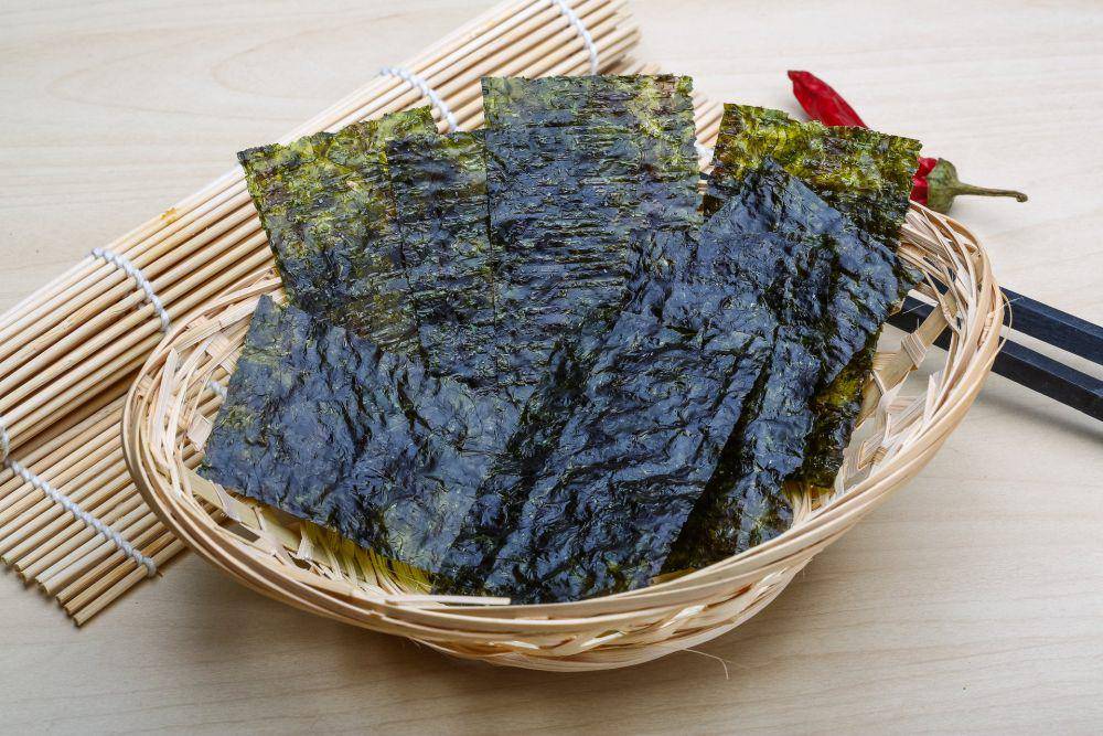 ilustrasi nori, lembaran rumput laut kering (vecteezy.com/ast007392369)