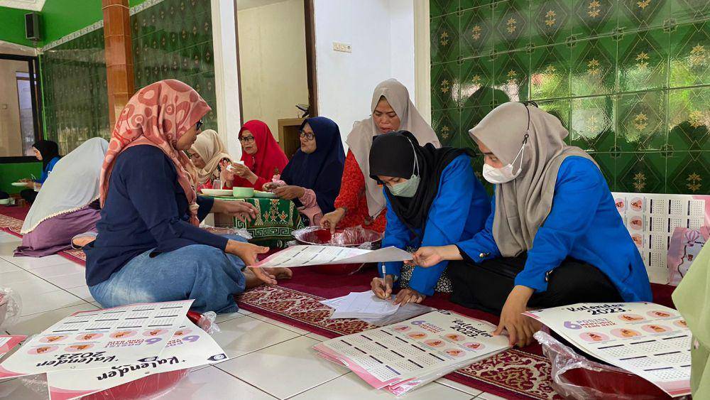 Penyuluhan kesehatan yang dilakukan oleh kader Benda Baru bersama mahasiswa Kesmas UIN Jakarta. Sumber: Dokumentasi pribadi