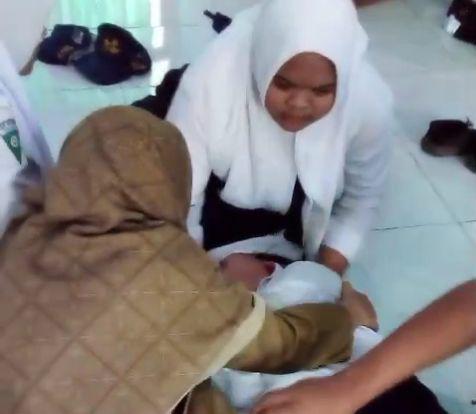 Siswi SMP di Madiun Kesurupan Massal Saat Upacara Sumpah Pemuda