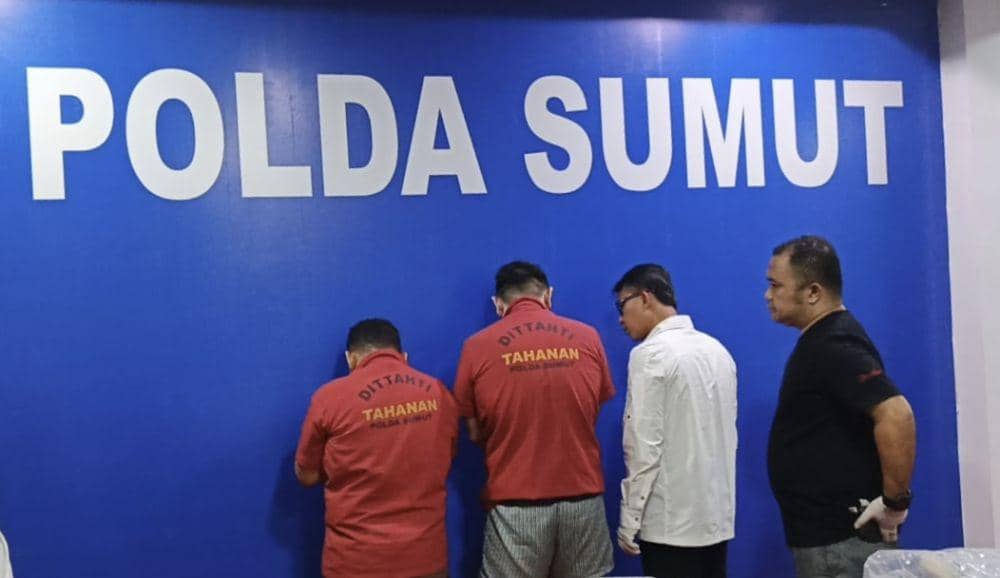 Polisi saat menginterogasi pelaku pembunuhan mayat dalam koper (dok.istimewa)