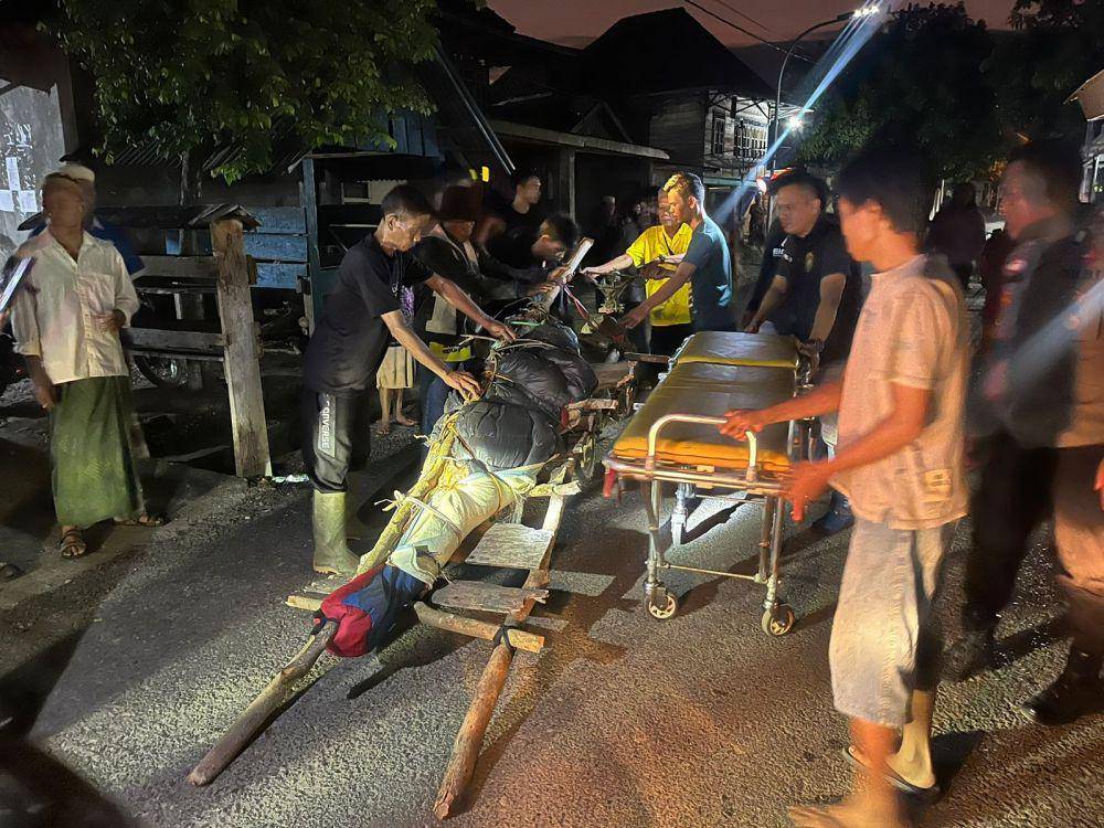 Proses evakuasi pendaki asal Babel yang meninggal di Bukit Besar Lahat (Dok: Polres Lahat)