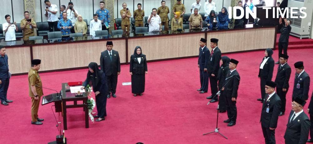 Pelantikan 16 pejabat struktural dan fungsional di lingkungan Pemda Sumsel (IDN Times/Rangga Erfizal)