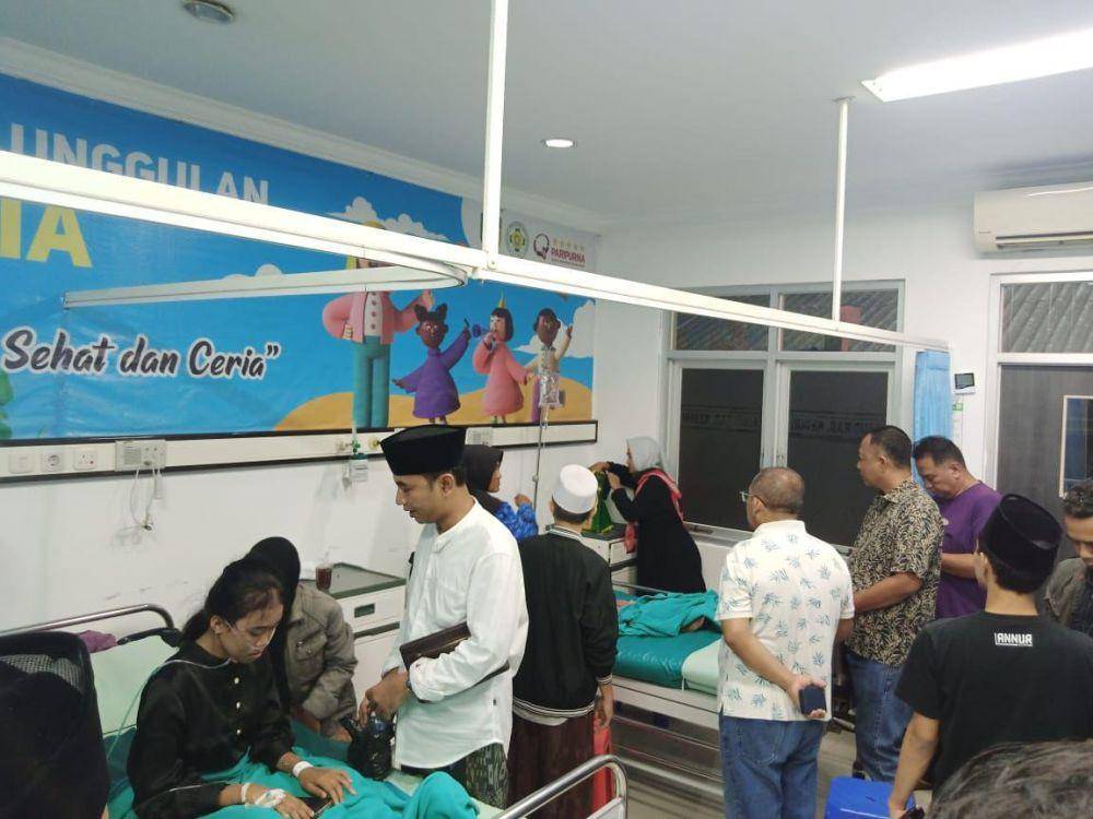 Penjabat Sementara (Pjs) Bupati Kediri Heru Wahono Santoso bergerak cepat usai mendengar informasi adanya ratusan korban akibat keracunan makanan dan minuman di Desa Krecek, Kecamatan Badas, Selasa (1/10/2024) malam. (Dok. Pemkab Kediri)