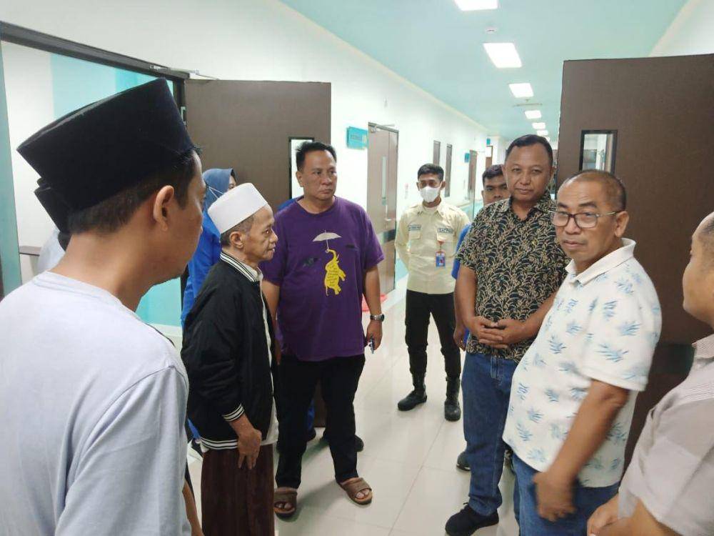 Penjabat Sementara (Pjs) Bupati Kediri Heru Wahono Santoso bergerak cepat usai mendengar informasi adanya ratusan korban akibat keracunan makanan dan minuman di Desa Krecek, Kecamatan Badas, Selasa (1/10/2024) malam. (Dok. Pemkab Kediri)